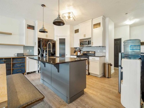 2244 18 Avenue, Coaldale, AB - Indoor Photo Showing Kitchen With Upgraded Kitchen