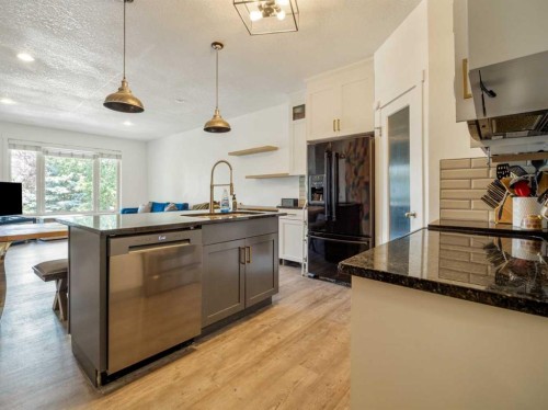 2244 18 Avenue, Coaldale, AB - Indoor Photo Showing Kitchen With Upgraded Kitchen