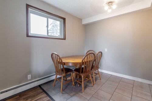 418-5 Berkeley Place West, Lethbridge, AB - Indoor Photo Showing Dining Room