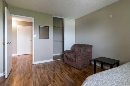 418-5 Berkeley Place West, Lethbridge, AB - Indoor Photo Showing Bedroom