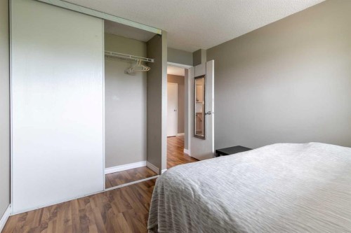 418-5 Berkeley Place West, Lethbridge, AB - Indoor Photo Showing Bedroom
