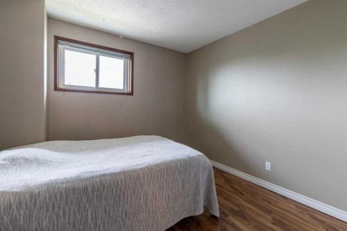 418-5 Berkeley Place West, Lethbridge, AB - Indoor Photo Showing Bedroom