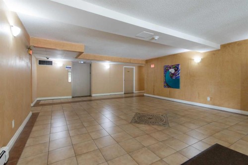 418-5 Berkeley Place West, Lethbridge, AB - Indoor Photo Showing Other Room