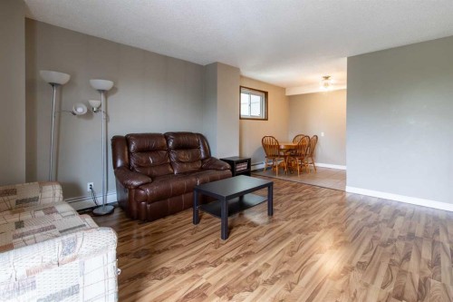 418-5 Berkeley Place West, Lethbridge, AB - Indoor Photo Showing Living Room