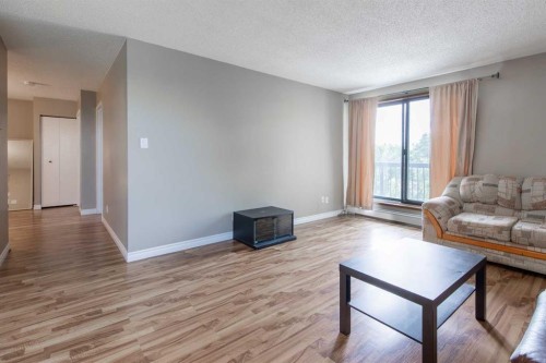 418-5 Berkeley Place West, Lethbridge, AB - Indoor Photo Showing Living Room