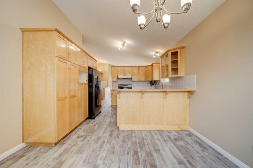 472 Heritage Boulevard West, Lethbridge, AB - Indoor Photo Showing Kitchen
