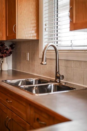 472 Heritage Boulevard West, Lethbridge, AB - Indoor Photo Showing Kitchen With Double Sink