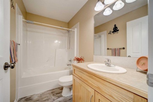 472 Heritage Boulevard West, Lethbridge, AB - Indoor Photo Showing Bathroom