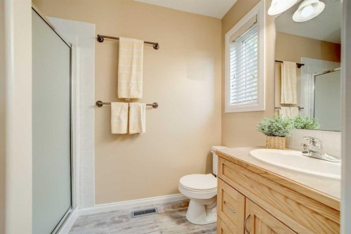 472 Heritage Boulevard West, Lethbridge, AB - Indoor Photo Showing Bathroom
