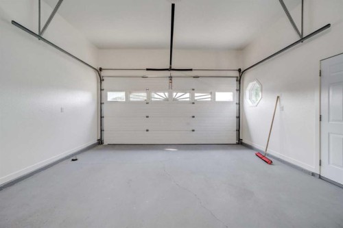 472 Heritage Boulevard West, Lethbridge, AB - Indoor Photo Showing Garage