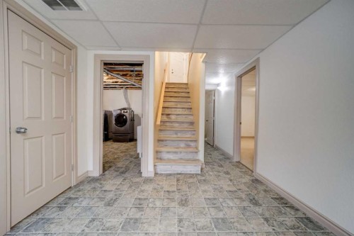 472 Heritage Boulevard West, Lethbridge, AB - Indoor Photo Showing Other Room