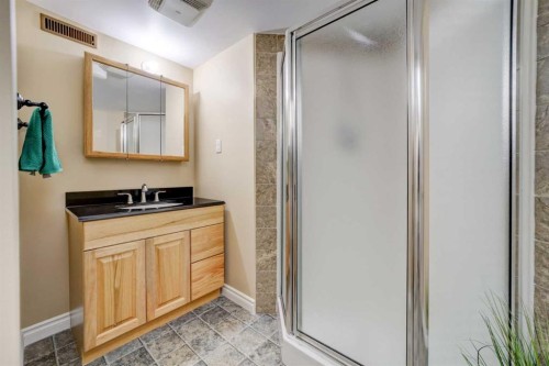 472 Heritage Boulevard West, Lethbridge, AB - Indoor Photo Showing Bathroom