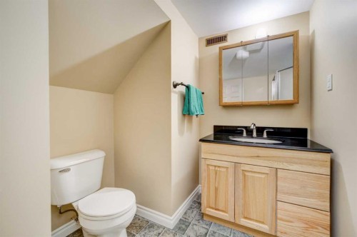 472 Heritage Boulevard West, Lethbridge, AB - Indoor Photo Showing Bathroom
