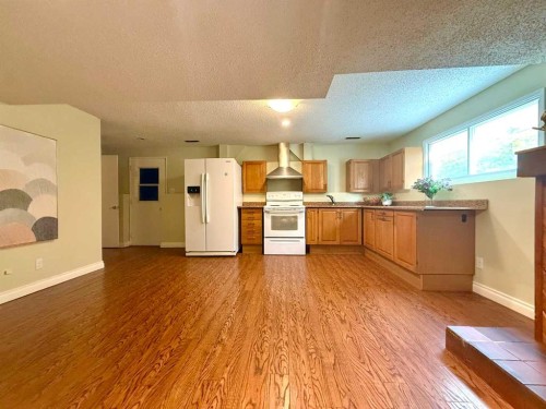 159 Laval Boulevard West, Lethbridge, AB - Indoor Photo Showing Kitchen
