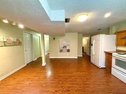 159 Laval Boulevard West, Lethbridge, AB - Indoor Photo Showing Kitchen