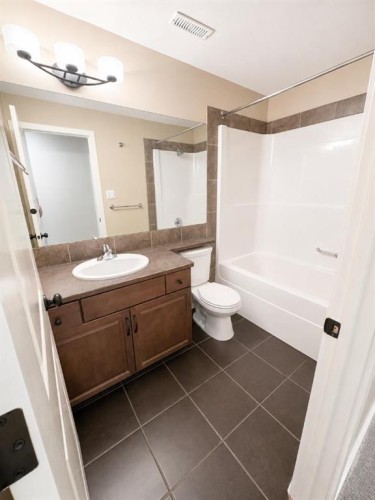 89 Lynx Road North, Lethbridge, AB - Indoor Photo Showing Bathroom