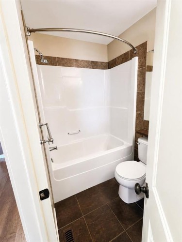 89 Lynx Road North, Lethbridge, AB - Indoor Photo Showing Bathroom