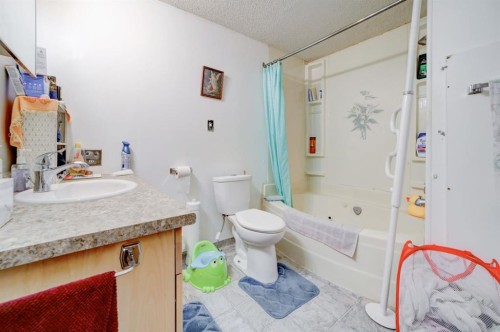 325 Minto Street, Granum, AB - Indoor Photo Showing Bathroom