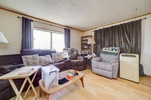 325 Minto Street, Granum, AB - Indoor Photo Showing Living Room