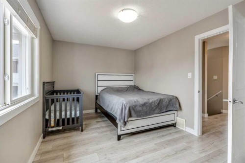 2-237 Silkstone Road West, Lethbridge, AB - Indoor Photo Showing Bedroom