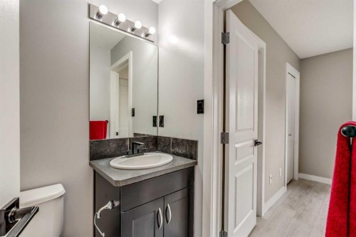 2-237 Silkstone Road West, Lethbridge, AB - Indoor Photo Showing Bathroom