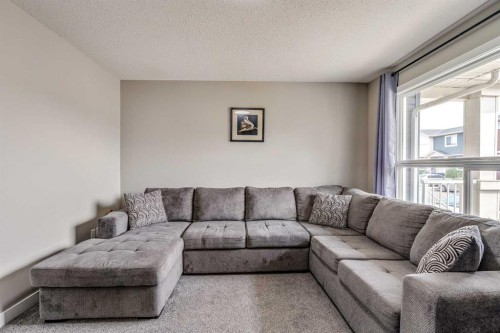 2-237 Silkstone Road West, Lethbridge, AB - Indoor Photo Showing Living Room