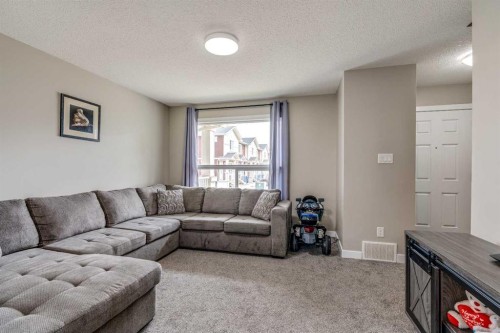 2-237 Silkstone Road West, Lethbridge, AB - Indoor Photo Showing Living Room