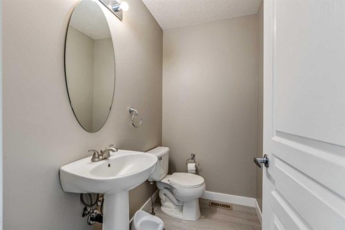 2-237 Silkstone Road West, Lethbridge, AB - Indoor Photo Showing Bathroom
