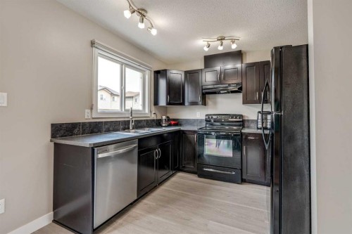 2-237 Silkstone Road West, Lethbridge, AB - Indoor Photo Showing Kitchen