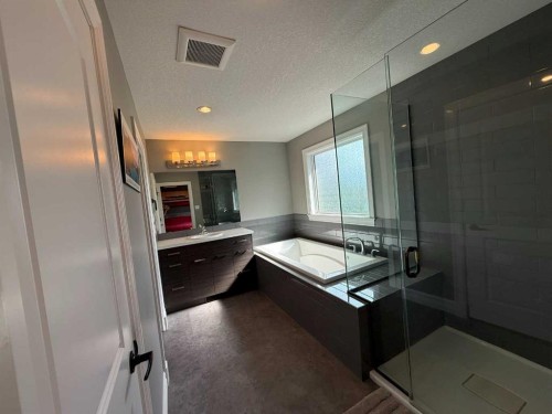 917 Canyonview Place West, Lethbridge, AB - Indoor Photo Showing Bathroom