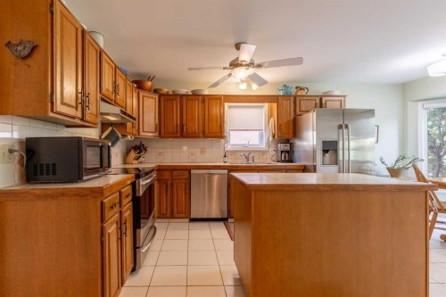 105 Kings Bay South, Lethbridge, AB - Indoor Photo Showing Kitchen