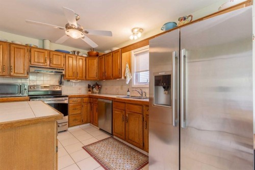 105 Kings Bay South, Lethbridge, AB - Indoor Photo Showing Kitchen With Double Sink