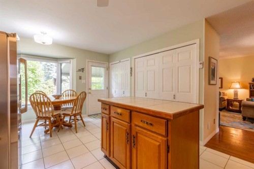 105 Kings Bay South, Lethbridge, AB - Indoor Photo Showing Dining Room
