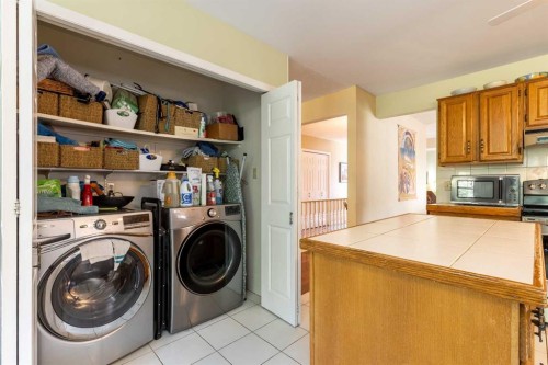 105 Kings Bay South, Lethbridge, AB - Indoor Photo Showing Laundry Room