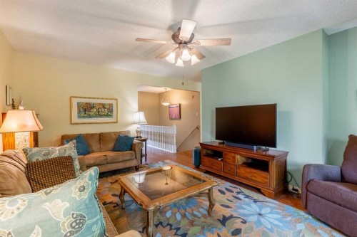 105 Kings Bay South, Lethbridge, AB - Indoor Photo Showing Living Room