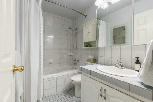 105 Kings Bay South, Lethbridge, AB - Indoor Photo Showing Bathroom