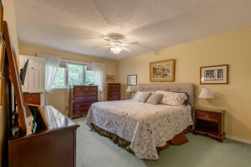 105 Kings Bay South, Lethbridge, AB - Indoor Photo Showing Bedroom