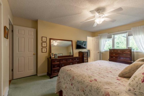 105 Kings Bay South, Lethbridge, AB - Indoor Photo Showing Bedroom
