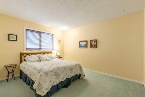 105 Kings Bay South, Lethbridge, AB - Indoor Photo Showing Bedroom
