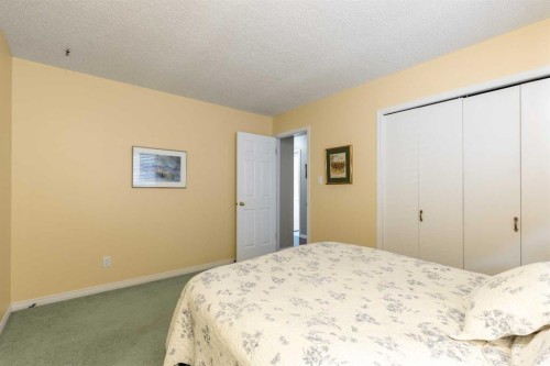 105 Kings Bay South, Lethbridge, AB - Indoor Photo Showing Bedroom