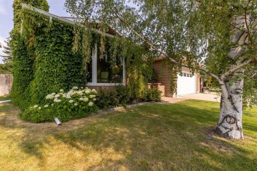 105 Kings Bay South, Lethbridge, AB - Outdoor