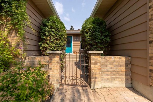 105 Kings Bay South, Lethbridge, AB - Outdoor With Exterior