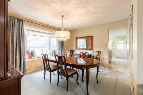 105 Kings Bay South, Lethbridge, AB - Indoor Photo Showing Dining Room