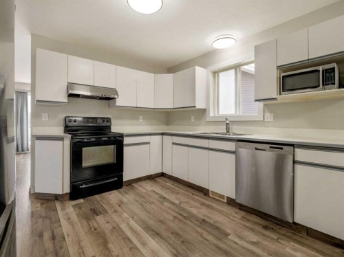204 Mt Rundle Road West, Lethbridge, AB - Indoor Photo Showing Kitchen With Double Sink