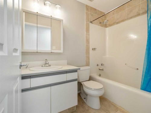 204 Mt Rundle Road West, Lethbridge, AB - Indoor Photo Showing Bathroom