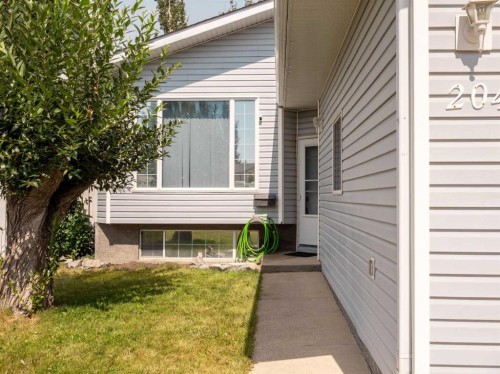 204 Mt Rundle Road West, Lethbridge, AB - Outdoor