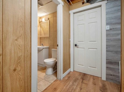 204 Mt Rundle Road West, Lethbridge, AB - Indoor Photo Showing Bathroom