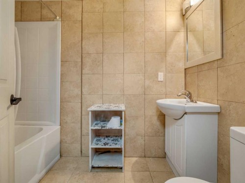 204 Mt Rundle Road West, Lethbridge, AB - Indoor Photo Showing Bathroom