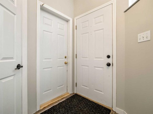 204 Mt Rundle Road West, Lethbridge, AB - Indoor Photo Showing Other Room