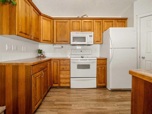 159 Aberdeen Road West, Lethbridge, AB - Indoor Photo Showing Kitchen